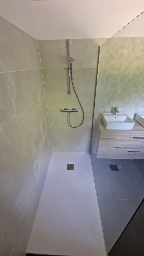 Réalisation de salle de bains par Botella, entreprise de plomberie à Listrac-Médoc, 33