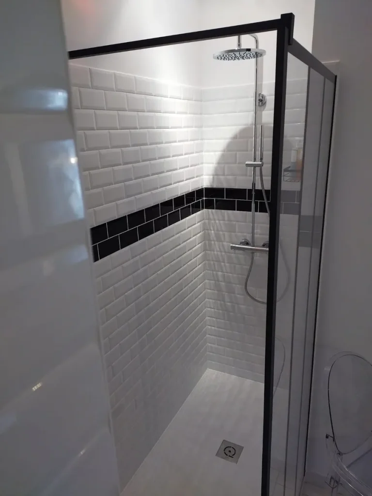 Réalisation de salle de bains par Botella, entreprise de plomberie à Listrac-Médoc, 33